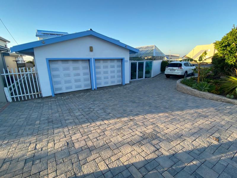 4 Bedroom Property for Sale in Outeniqua Strand Western Cape